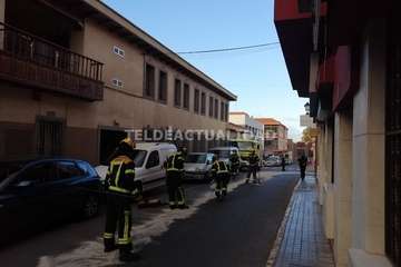 Una avería en el motor de un vehículo deja un reguero de aceite por varias calles de Los Llanos de Telde/TA.